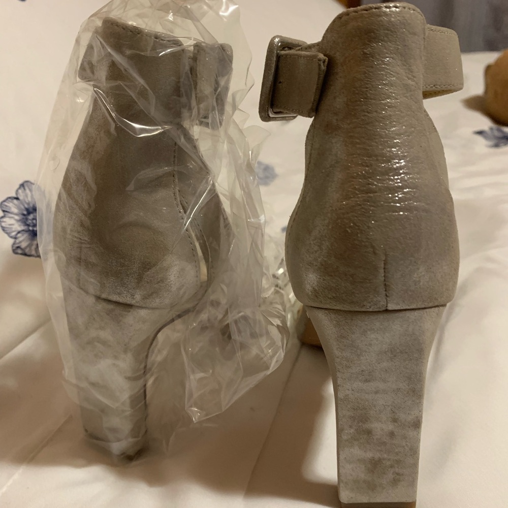 Elegant Silver Women's Sandals - Picture 2 of 4